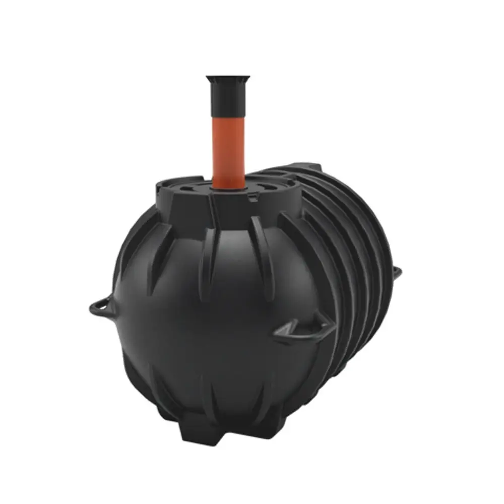 Schwarze Sammelgrube mit runder Form und orangefarbenem Zulauf. Hersteller ist Roth. Das Produkt hat mehrere seitliche Rippen zur Stabilität.